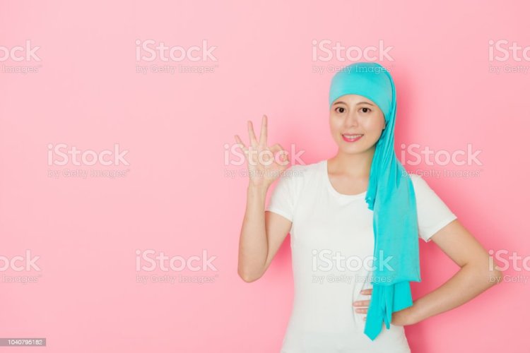 paciente con cáncer chica mostrando el gesto ok - what breast cancer pain feels like fotografías e imágenes de stock